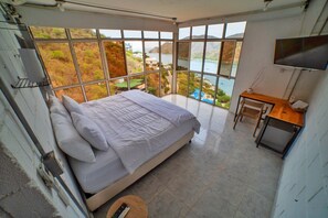 Habitación superior, vistas al mar | Ropa de cama de alta calidad, edredones de plumas, minibar y caja fuerte