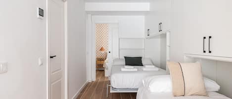 Tabla de planchar con plancha, wifi gratis y ropa de cama