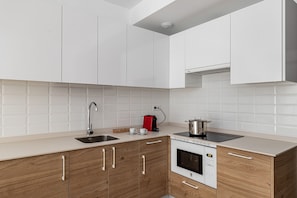 Geladeira, micro-ondas, fogão, cooktop