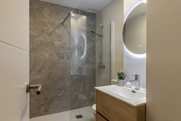 Douche, sèche-cheveux, serviettes fournies