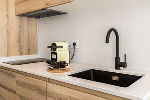 Kühlschrank, Mikrowelle, Herdplatte, Geschirrspüler
