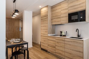 Réfrigérateur, micro-ondes, lave-vaisselle, cafetière/bouilloire