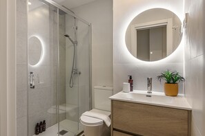 Douche, sèche-cheveux, serviettes fournies