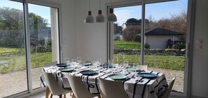 Dining - Le Gîte de la Grange de Dîme. Gite Tout Confort à 1 km du Phare de Gatteville (Gatteville-le-Phare)