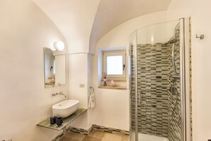 Douche, baignoire à remous, séchoir à cheveux, bidet