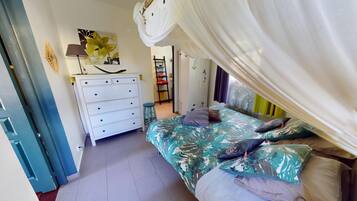 1 slaapkamer, een strijkplank/strijkijzer, gratis wifi, beddengoed