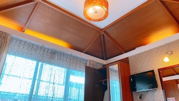 Desk, laptop workspace, soundproofing, free WiFi