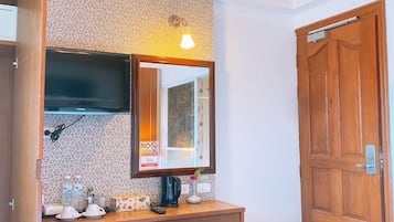 Desk, laptop workspace, soundproofing, free WiFi