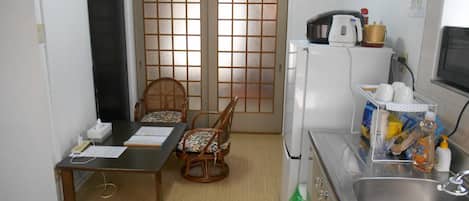 Refrigerador, microondas, parrilla de estufa y tetera eléctrica