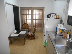 Réfrigérateur, micro-ondes, plaque de cuisson, bouilloire électrique