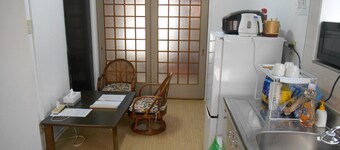 Glamping House with a large garden, 5 minute walk from the station, directly connected to Osaka station and close to everywhere.
