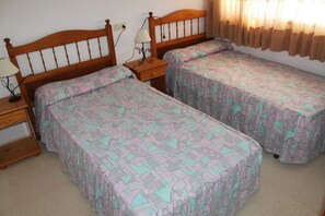 2 quartos, ferros/tábuas de passar roupa, roupa de cama