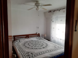 1 dormitorio, tabla de planchar con plancha, ropa de cama