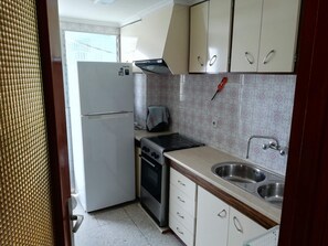 Køleskab, mikrobølgeovn, ovn, kaffe-/temaskine