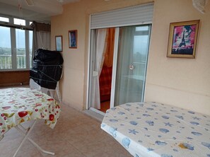 3 bedrooms, iron/ironing board, bed sheets