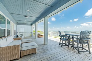 Outdoor dining - Seize the Bay w/ Panoramic Bay Views, 2 Living Areas, Chef's Kitchen & More! (Galveston)