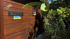 Un mur en bois orné d’une pancarte d’accueil et de flèches indiquant la direction de la piscine et du centre de bien-être.