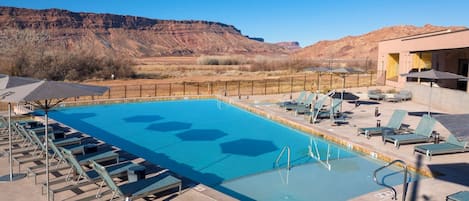 Een verwarmd zwembad