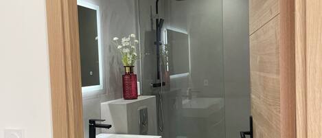 ヘアドライヤー、タオル、石鹸、トイレットペーパー