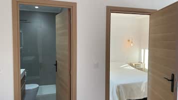 2 habitaciones, tabla de planchar con plancha, wifi y ropa de cama