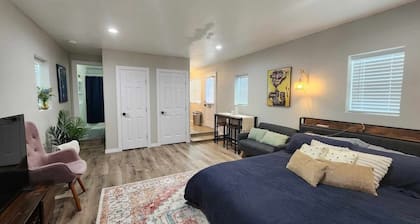 Retro Relax. Yard + Pets OK.