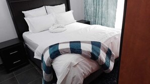Traditional Double Room | Soundproofing, free WiFi, bed sheets - Saba Saba Guest House (Pretoria)