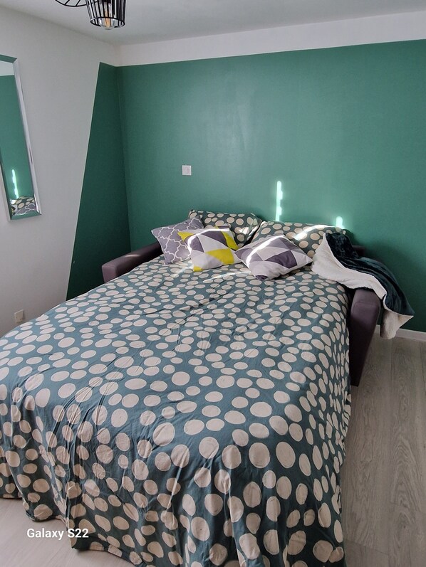 Bügeleisen/Bügelbrett, Reisekinderbett, kostenloses WLAN, Bettwäsche