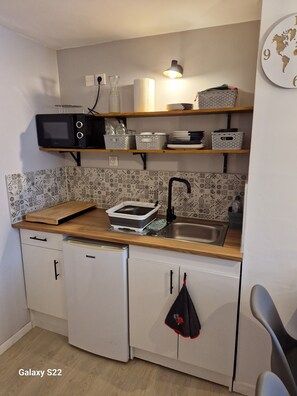 Réfrigérateur, micro-ondes, plaque de cuisson, cafetière/bouilloire