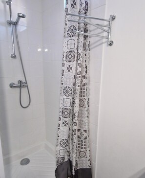 Shower, hair dryer, towels, soap - Très Jolie Studio Pour Curiste au Cœur de la Station Thermale (Vals-les-Bains)