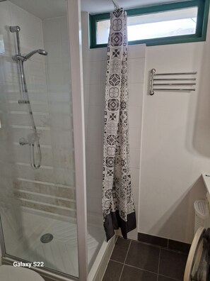 Dusche, Haartrockner, Handtücher, Seife