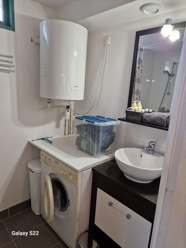 Ducha, secador de pelo, toallas, jabón