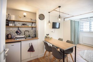 Kühlschrank, Mikrowelle, Herdplatte, Wasserkocher mit Kaffee-/Teezubehör