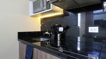 Apartamento (402) | Cocina privada | Frigorífico, microondas y licuadora