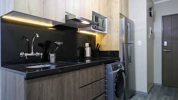 Apartamento (404) | Cocina privada | Frigorífico, microondas y licuadora