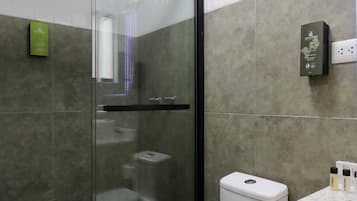Ducha, artículos de tocador gratuitos, toallas, jabón