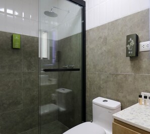 Apartment (403) | Bathroom | Shower, free toiletries, towels, soap - Dasso by Wynwood House (Lima)