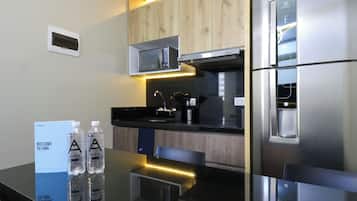 Apartamento (402) | Cocina privada | Frigorífico, microondas y licuadora