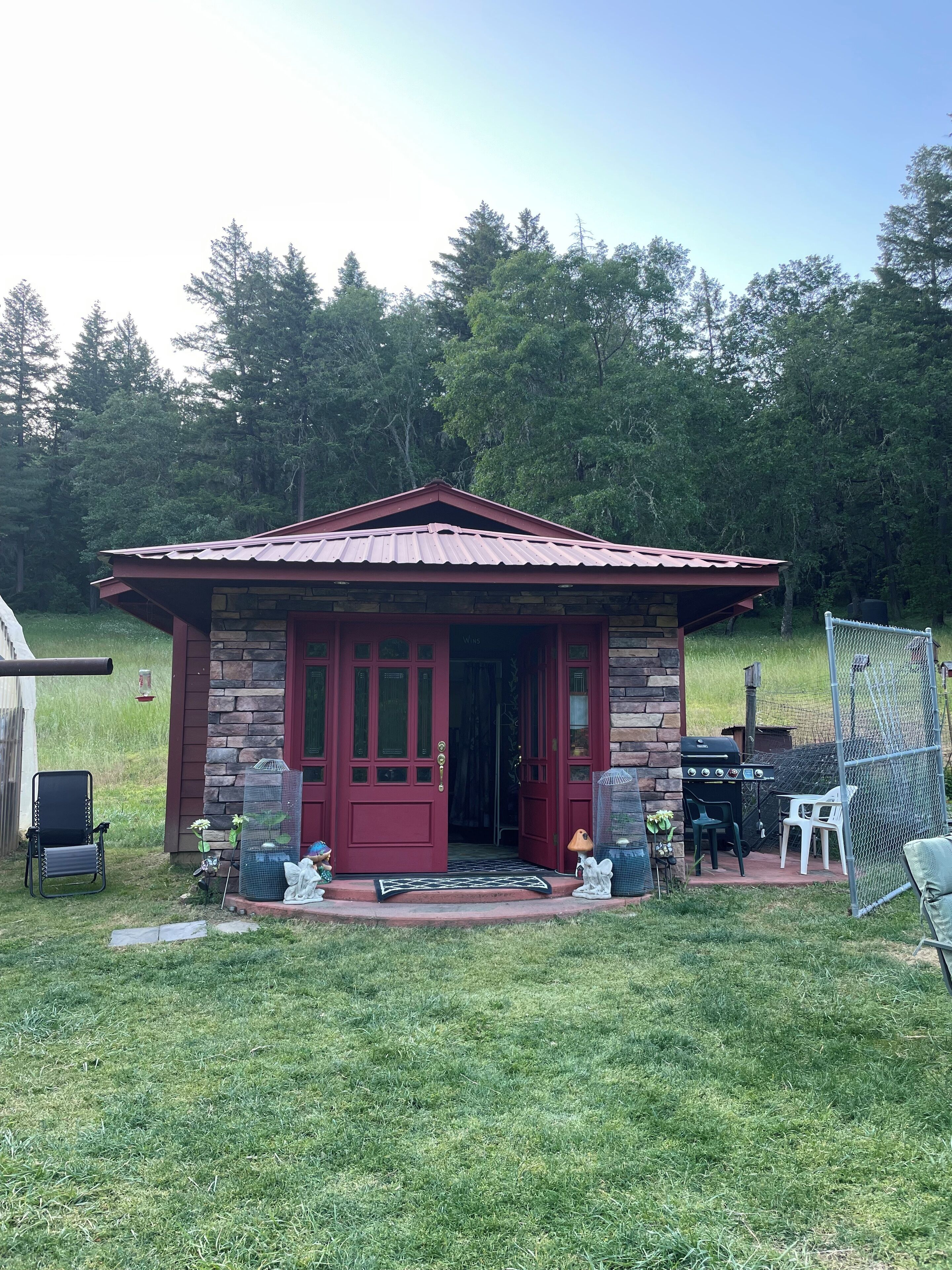 Garden Cottage tucked into the forest with 60" tv and air conditioning