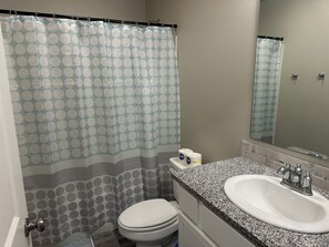 Een haardroger, handdoeken, zeep, shampoo