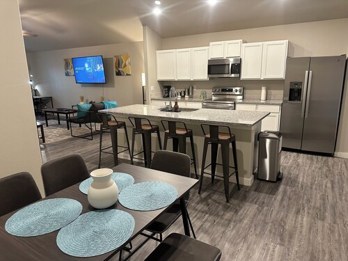 Serenity Oasis w/3 Bedrooms, 2 Baths, 7 Beds and workspaces. Productive Paradise