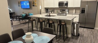 Serenity Oasis w/3 Bedrooms, 2 Baths, 7 Beds and workspaces. Productive Paradise