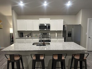 冷蔵庫、電子レンジ、オーブン、コンロ