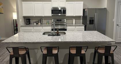 Serenity Oasis w/3 Bedrooms, 2 Baths, 6 Beds and workspaces. Productive Paradise