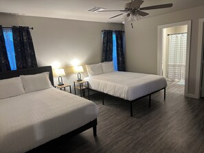 3 室のベッドルーム、デスク、アイロン / アイロン台、WiFi