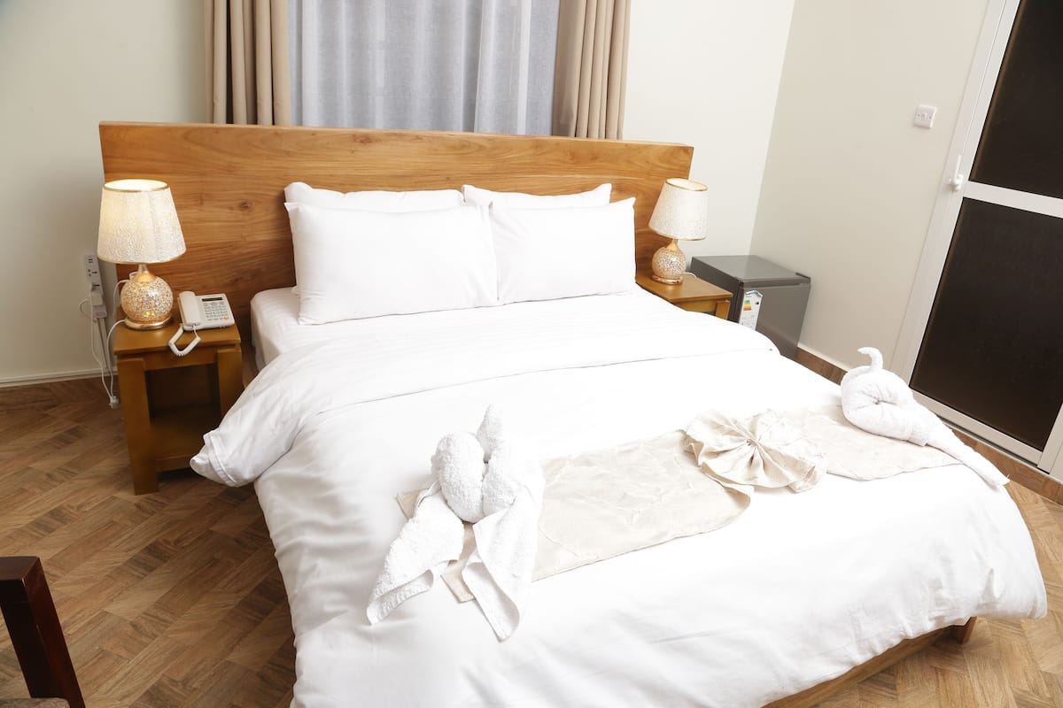 Executive Room, 1 Bedroom | Desk, laptop workspace, free WiFi, bed sheets
