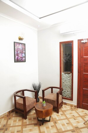 Meja, ruang kerja komputer riba, Wi-fi percuma, cadar katil 