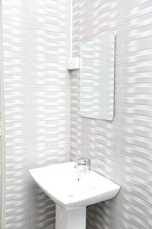 Chuveiro, produtos de toalete grátis, secador de cabelo, chinelos