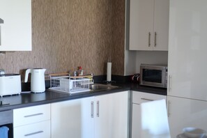 Kjøleskap, mikrobølgeovn, ovn og kokeplater