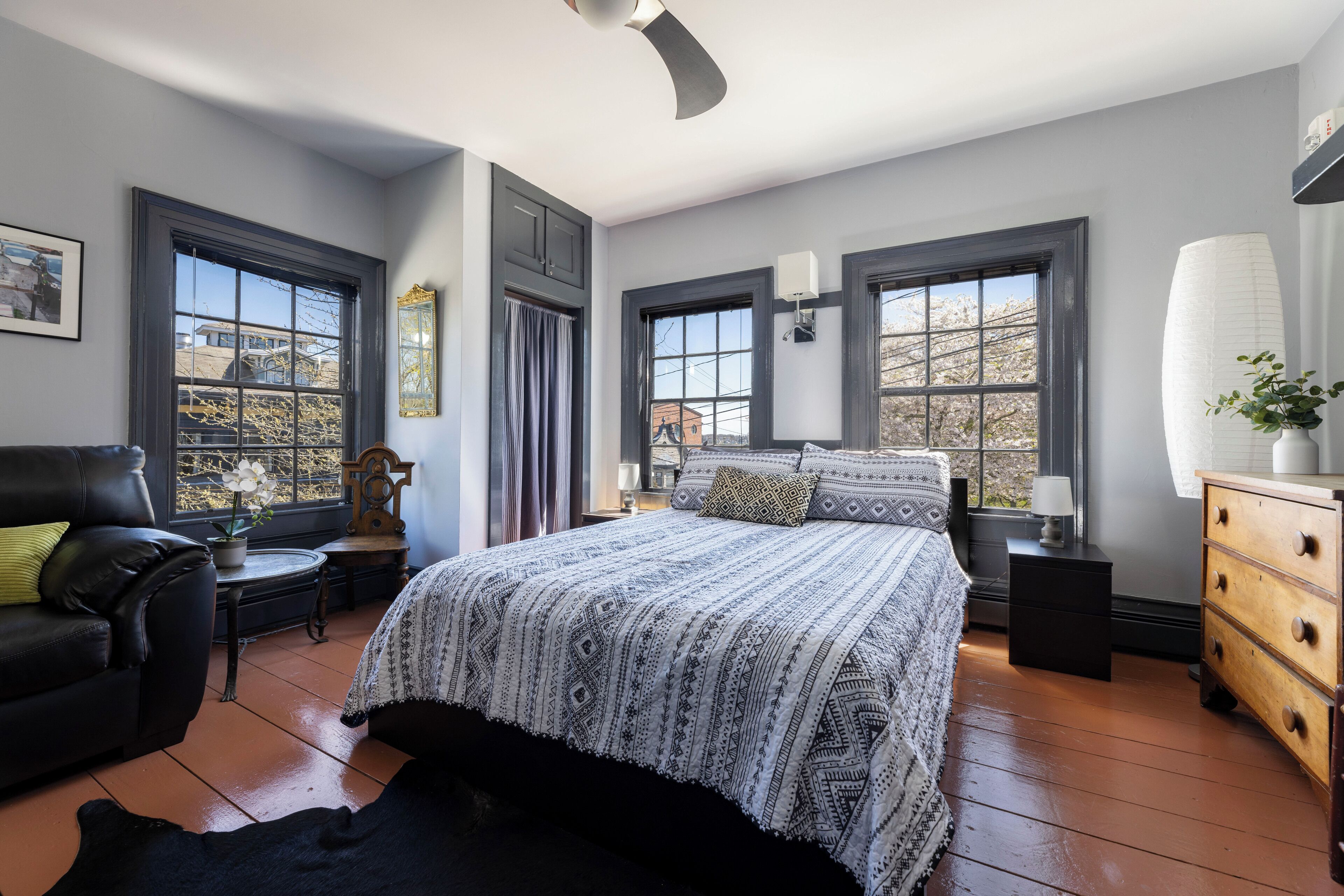 Delightful Downtown Mystic Studio!