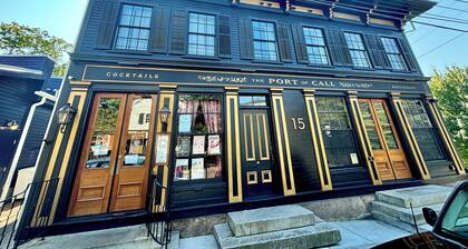 Delightful Downtown Mystic Studio!